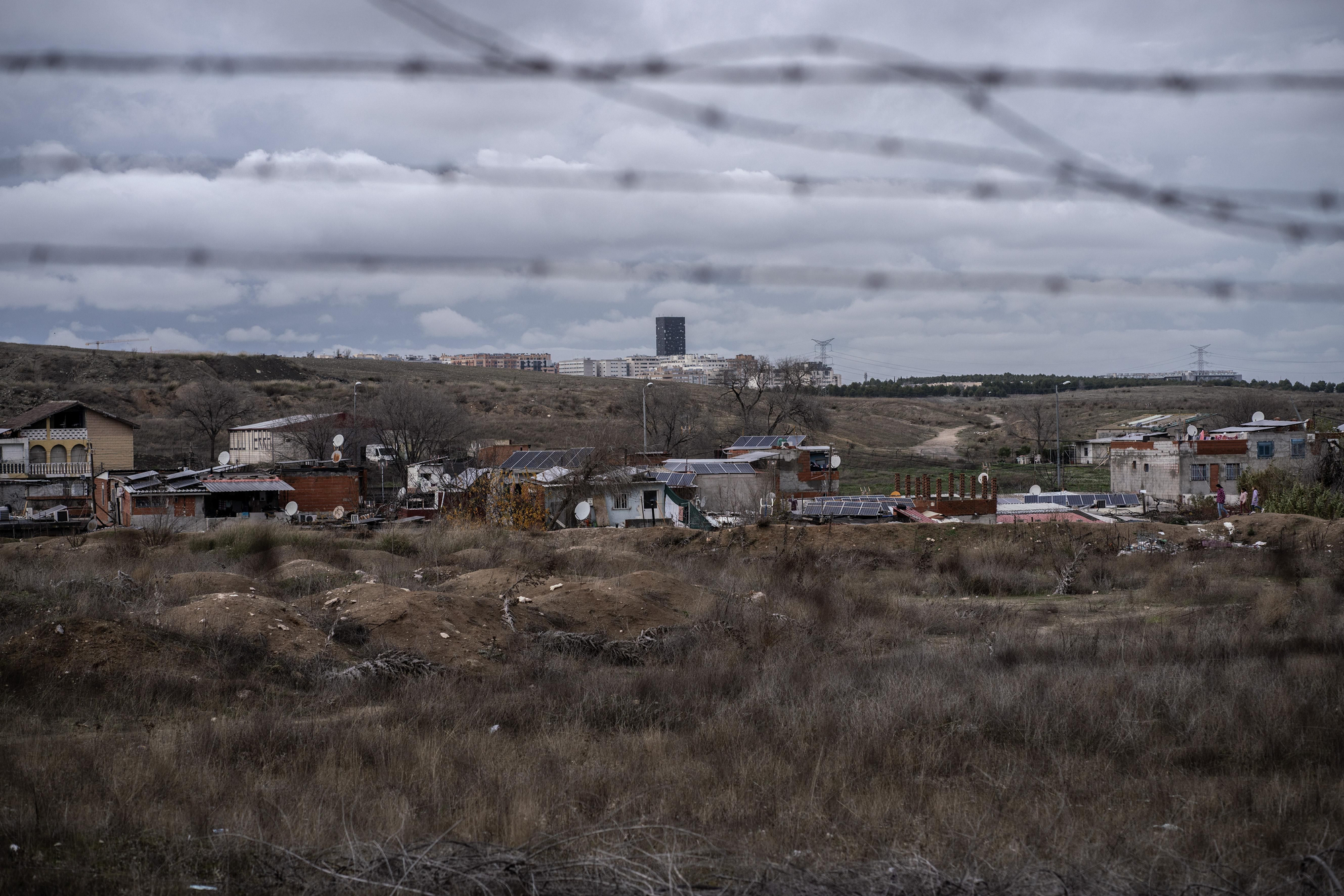 La Cañada Real desde el otro lado de una alambrada.