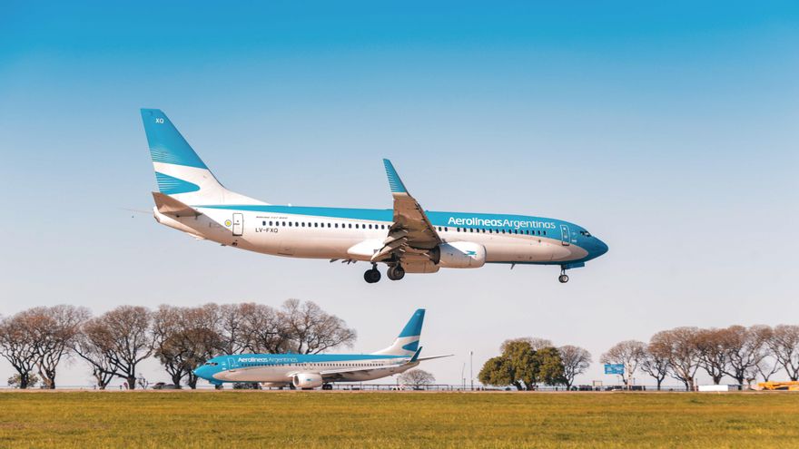 El Gobierno negocia con empresas en apuros para entregar servicios de Aerolíneas Argentinas