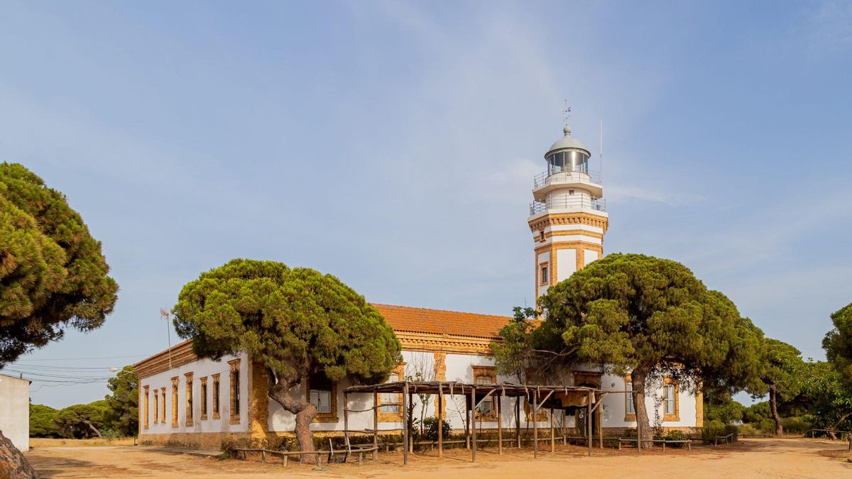 El verano de los faros: una ruta por los guardianes del litoral de Andalucía