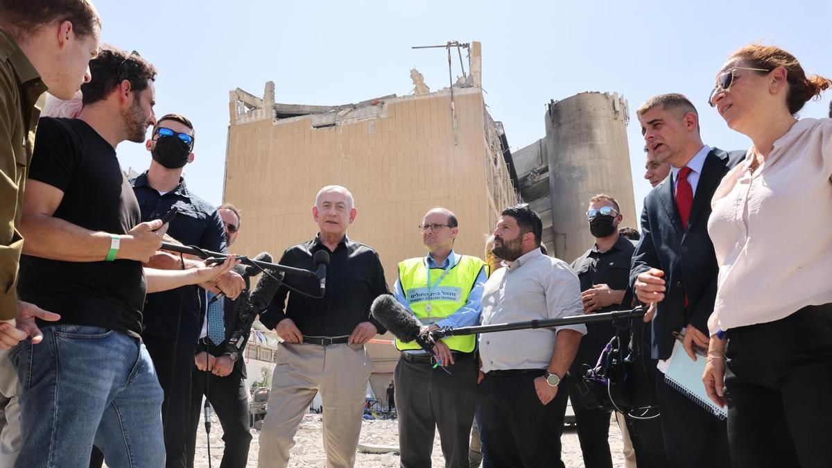 El primer ministro israelí Benjamín Netanyahu ofrece una rueda de prensa desde el hospital Soroka con graves daños tras un ataque iraní.