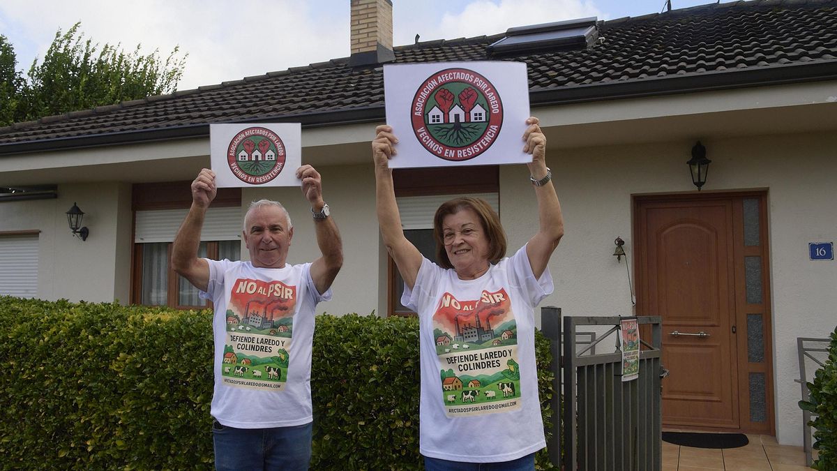 Vecinos afectados muestras carteles contra el proyecto industrial.