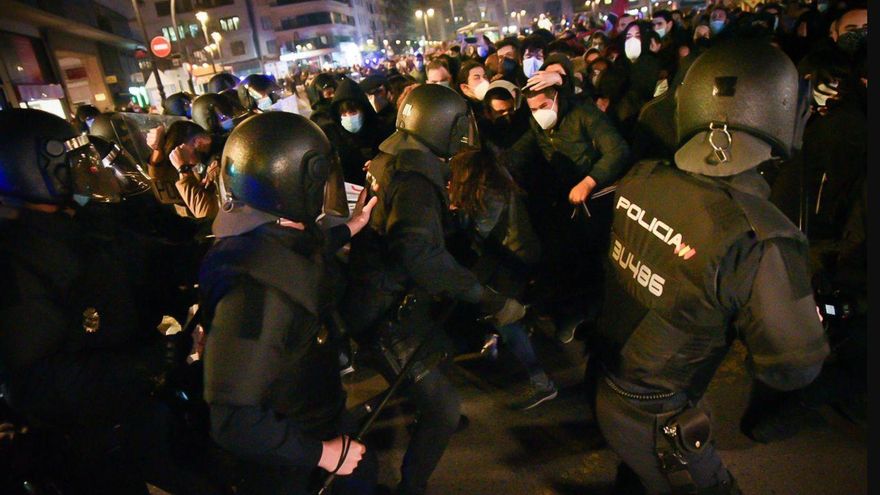 Varios agentes de la Policía Nacional contra los manifestantes durante una manifestación contra el encarcelamiento del rapero y poeta Pablo Hasel, en Plaza San Agustí, en Valencia, Comunidad Valenciana (España), a 18 de febrero de 2021. / Jorge Gil - Europa Press