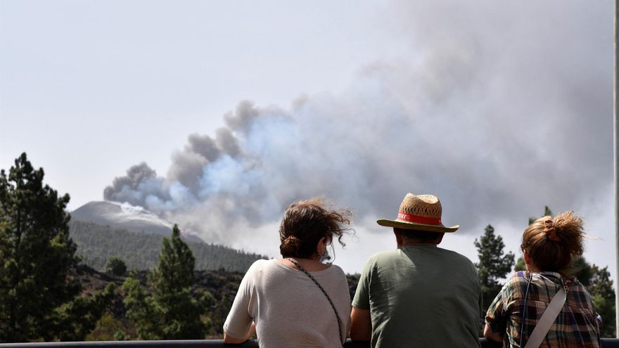 Dos semanas sin respiro en La Palma a merced de un volcán impredecible