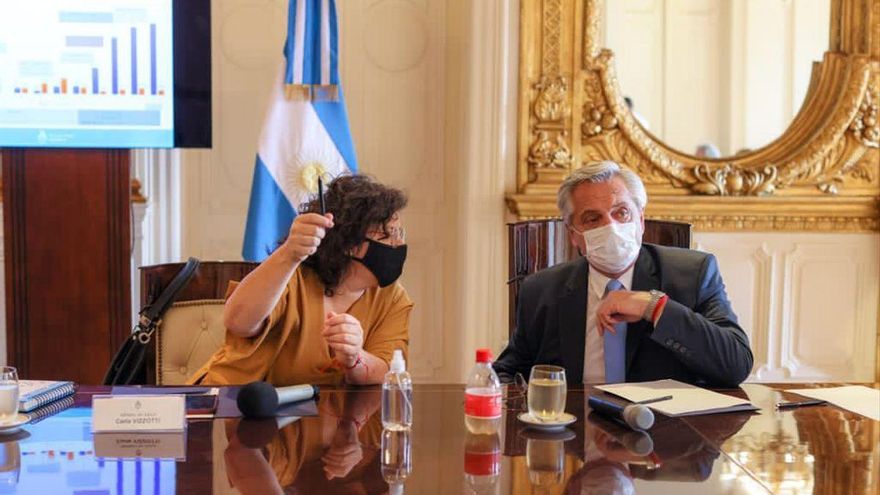 El presidente Fernández y la ministra Vizzotti, en la reunión del Comité de Vacunación, el miércoles.