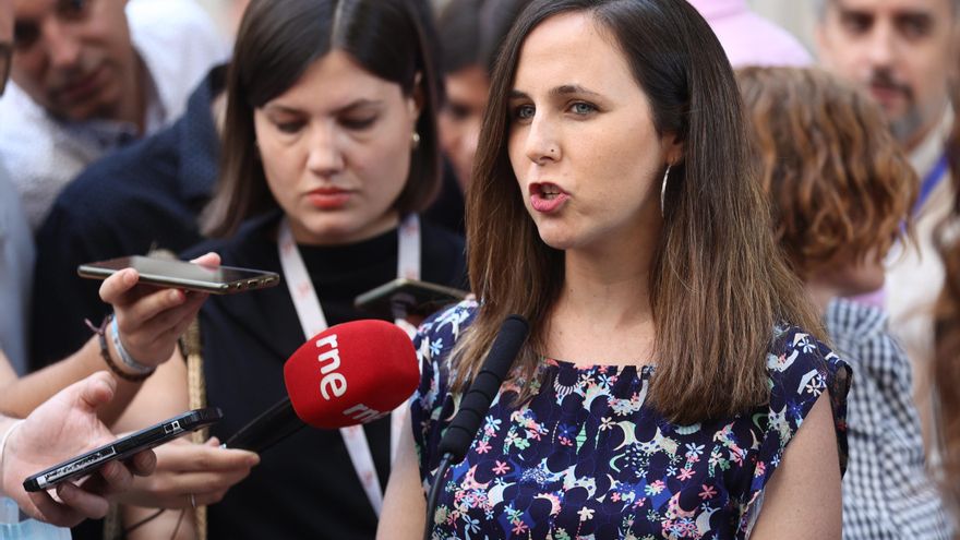 La ministra de Derechos Sociales y Agenda 2030, Ione Belarra, ante los medios de comunicación.