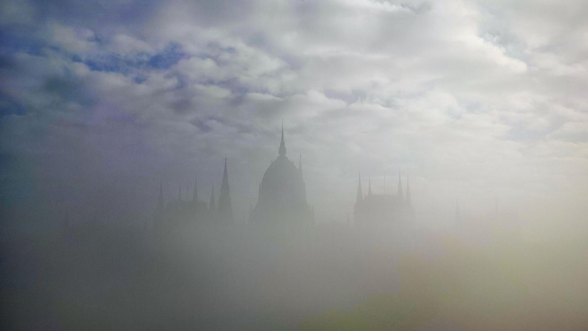 El edificio del Parlamento de Budapest, en niebla, horas antes de las elecciones legislativas de Hungría.
