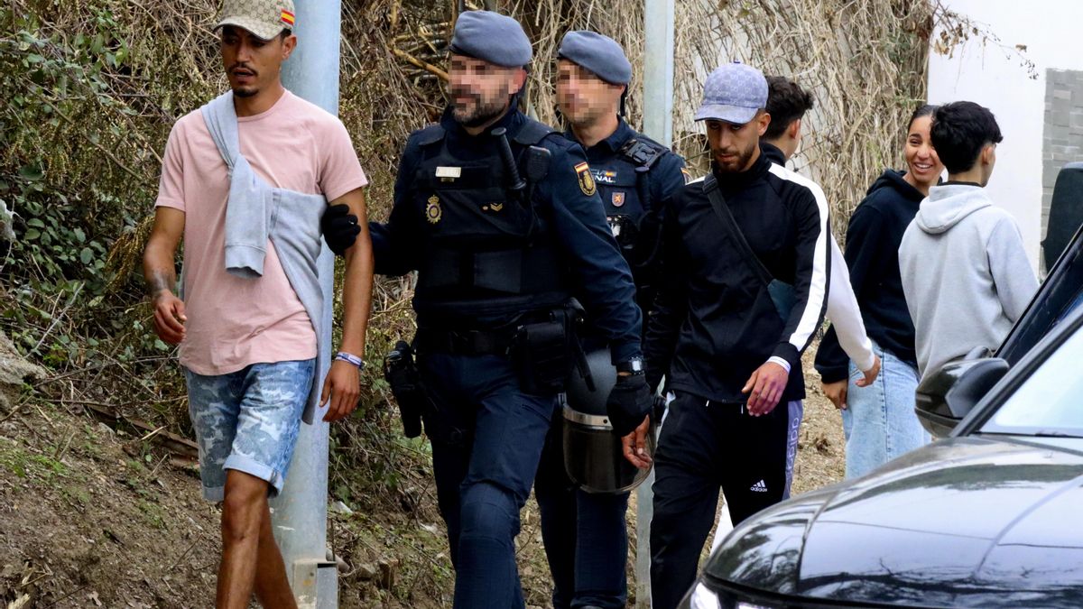 La Policía Nacional lleva a cabo este lunes una operación en Ceuta para devolver a Marruecos a migrantes que entraron los días 30 y 31 de julio. EFE/ Reduan