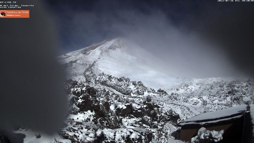 El Teide vuelve a vestirse de blanco: la nieve cubre el volcán desde el pico hasta las faldas