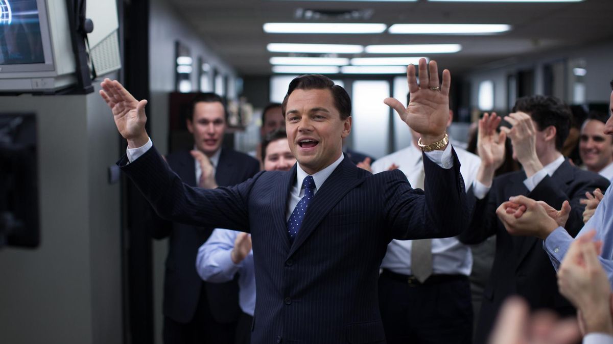 Fotograma de 'El lobo de Wall Street' donde Leonardo di Caprio vistió trajes de Armani.