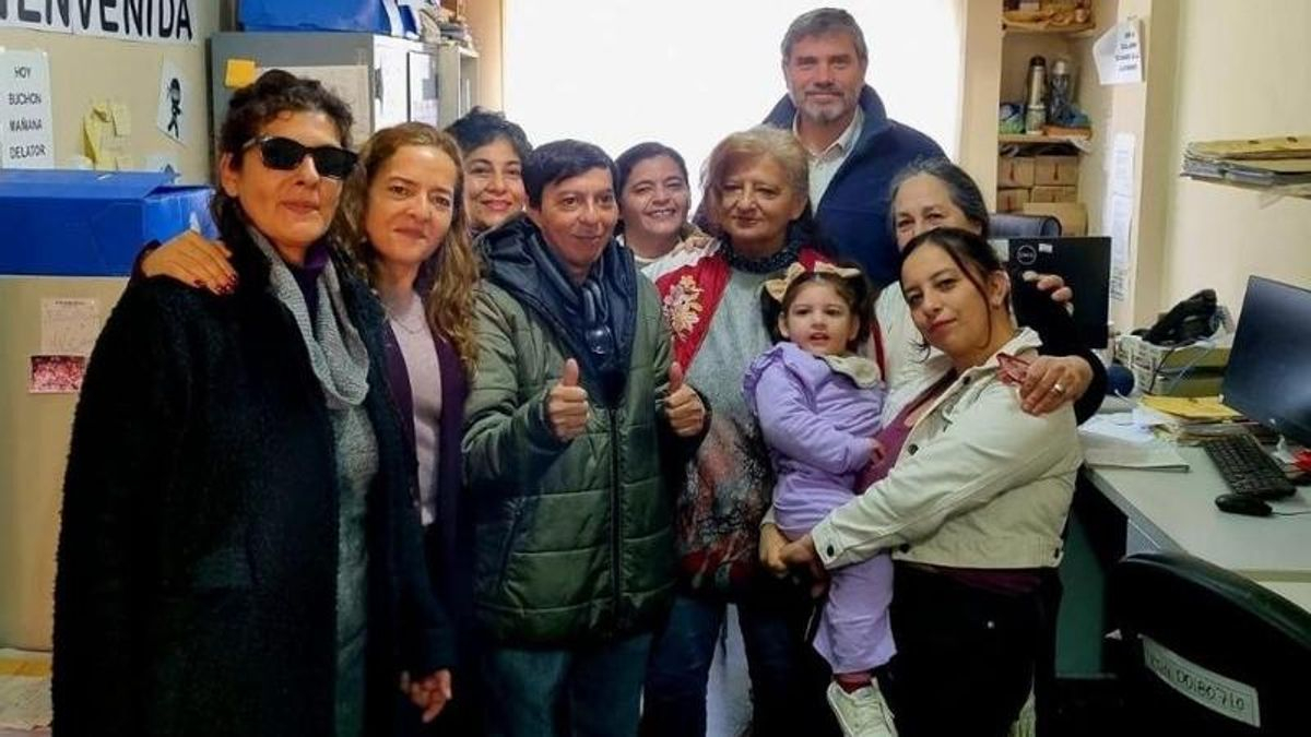Marcos Ramos (de campera verde u los dedos pulgares en alto), nieto recuperado 128, pudo reencontrarse con su familia paterna en junio pasado.