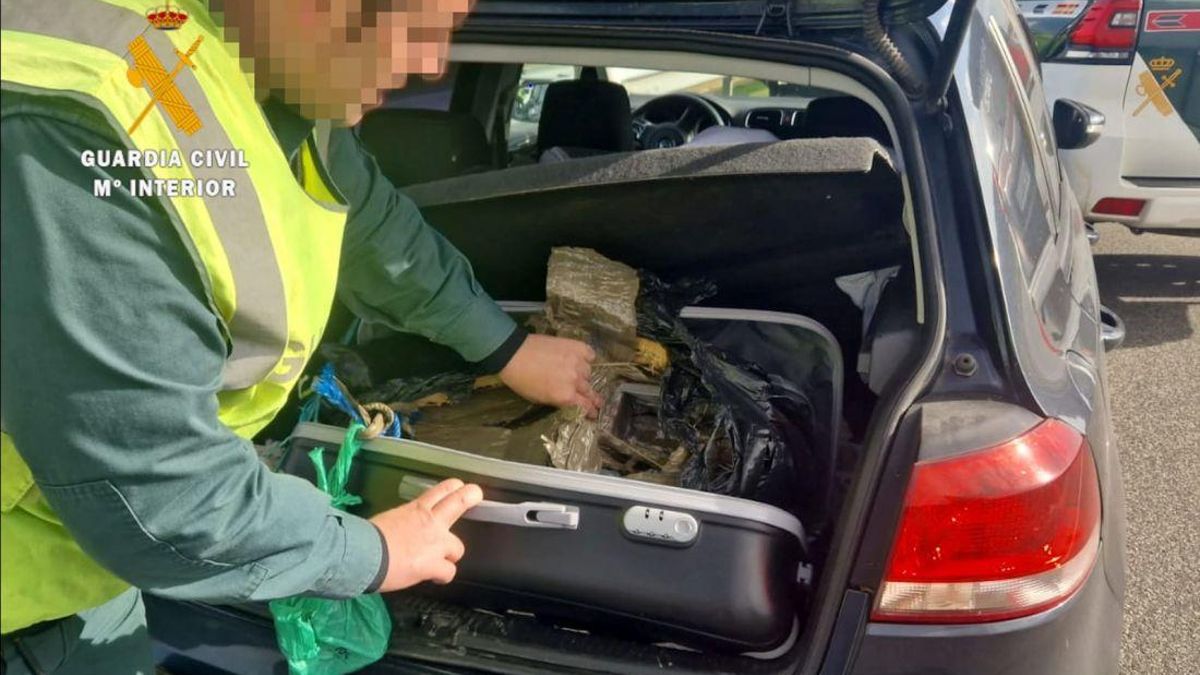 El coche en el que se encontaron 33 kilos de hachís en Roales del Pan.