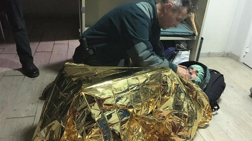 Un miembro de la Guardia Civil atiende a un inmigrante de origen magrebí que intentaba llegar nadando a una playa de Castell Ferro, en la provincia de Granada, tras tirarse al agua desde una pequeña embarcación neumática. El inmigrante se lanzó al agua junto a otra persona más que está siendo buscada y ambos pensaban que estaban cerca de la orilla.