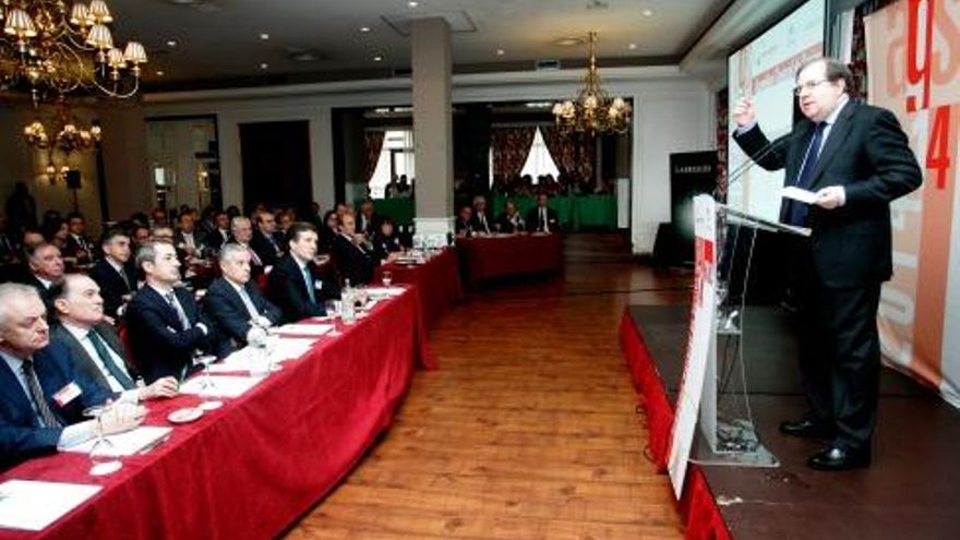 Carlos S. Campillo/Ical. El presidente de la Junta de Castilla y León, Juan Vicente Herrera, inaugura la jornada organizada por Empresa Familiar con motivo de la celebración de su asamblea general de socios