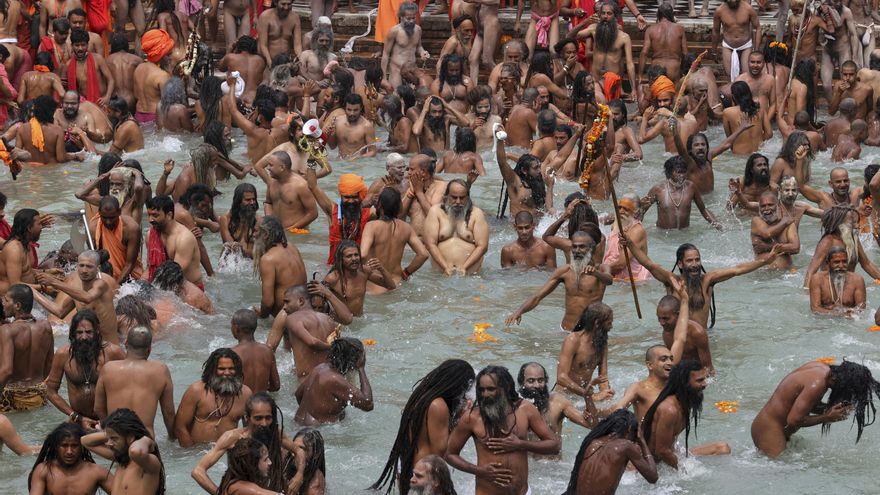 12 de abril de 2021, devotos se dan un baño sagrado en el río Ganges durante el Kumbh Mela en Haridwar, estado norteño de Uttarakhand, India.