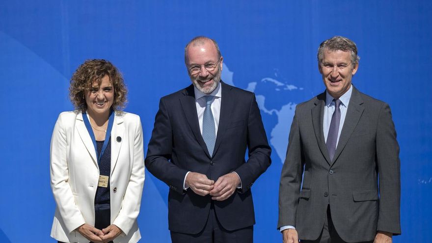 (I-D) La secretaria general del Partido Popular Europeo, Dolors Monserrat; el presidente del PPE, Manfred Weber, y el presidente del Partido Popular, Alberto Núñez Feijóo, durante la sesión de apertura del Foro internacional EPP Libertas, a 15 de julio de
