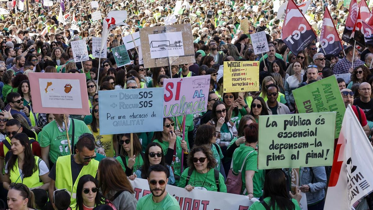 Huelga educativa convocada por los sindicatos STEPV, CSIF, CCOO y UGT para exigir mejoras para el profesorado.