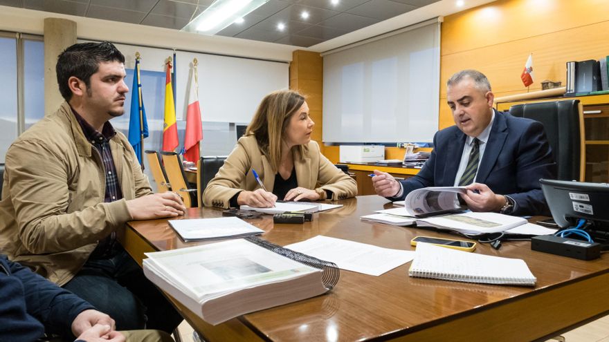 El consejero de Fomento, Ordenación del Territorio y Medio Ambiente, Roberto Media, se reúne con la alcaldesa de Medio Cudeyo, María Higuera