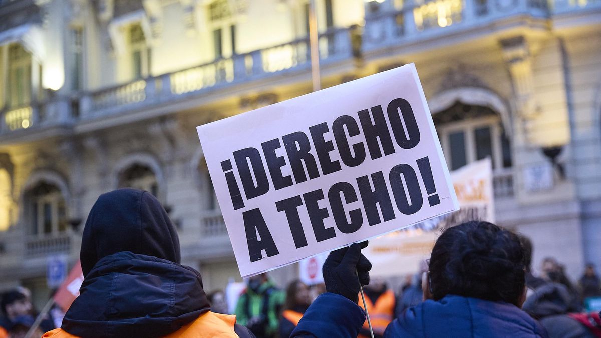 Varias personas durante una manifestación frente al Congreso por el fin de la moratoria antidesahucios.