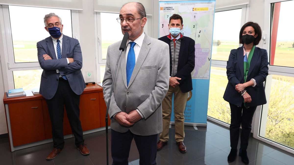 El presidente de Aragón, Javier Lambán, en Ejea de los Caballeros, donde se reúne con responsables de comunidades de regantes y visita varias obras de modernización.