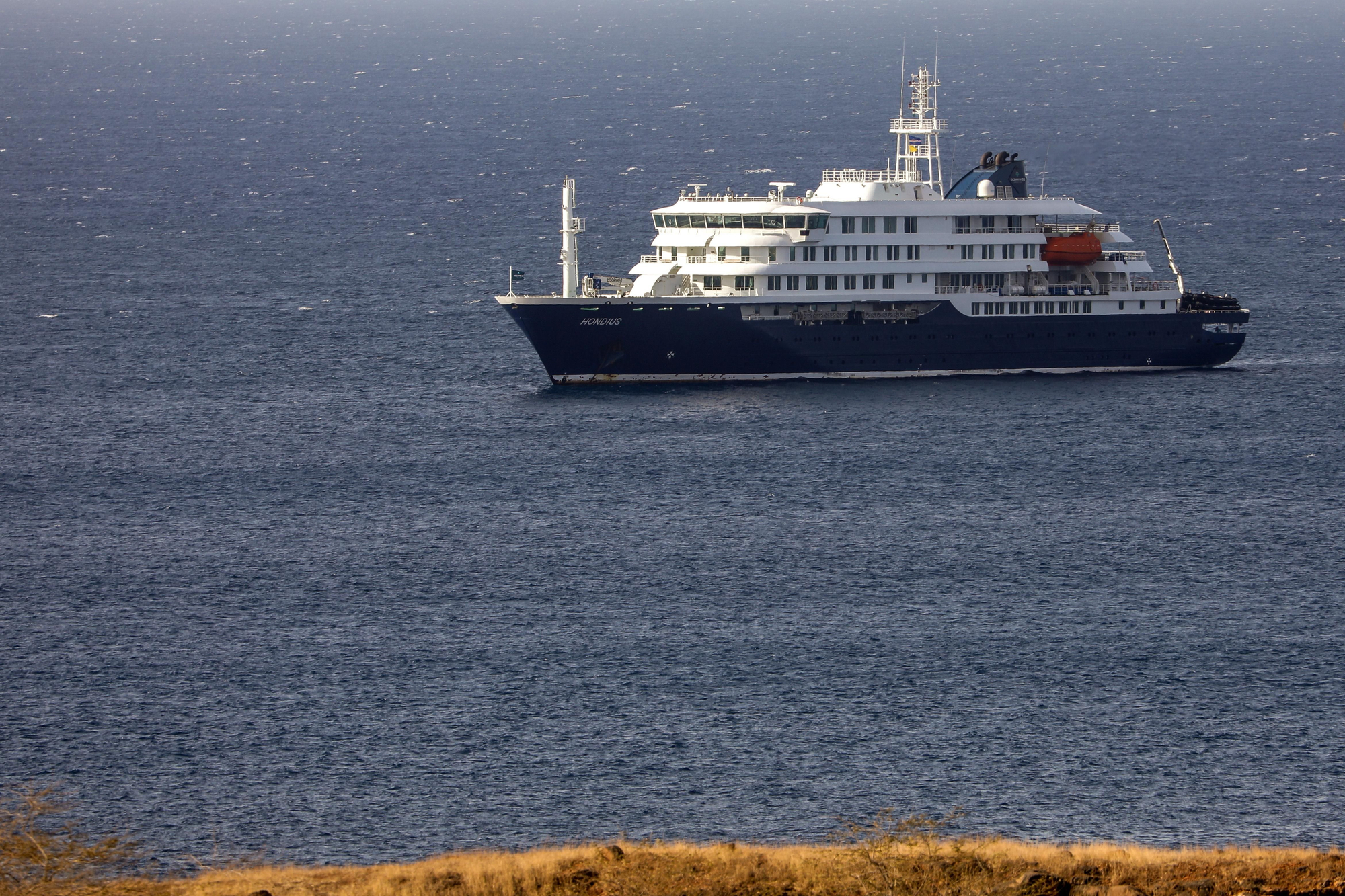 El crucero neerlandés MV Hondius, fotografiado el 4 de mayo frente a la costa de la ciudad de Praia, en la isla de Santiago, Cabo Verde, después de que tres personas murieran a bordo a causa de un síndrome respiratorio agudo. La Organización Mundial de la Salud (OMS) informó de un caso confirmado y cinco casos adicionales sospechosos de infección por hantavirus en el buque que navega por el Océano Atlántico. EFE/EPA/ELTON MONTEIRO