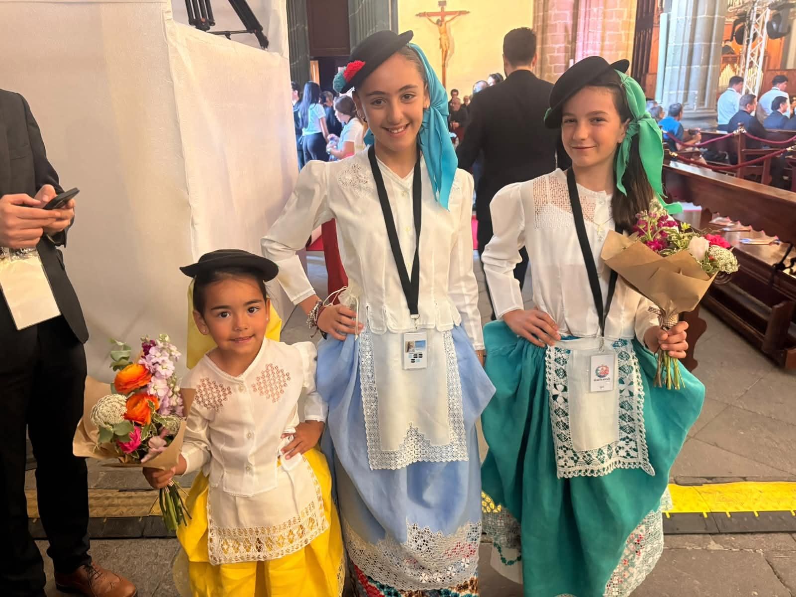 Valeria, Sofía y Andrea luciendo trajes de Néstor Martín Fernández de la Torre en el interior de la Catedral de Santa Ana.