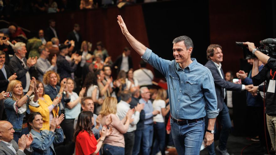 El presidente del Gobierno y secretario general del PSOE, Pedro Sánchez, saluda a su llegada un acto de precampaña socialista, en el Centro de Arte Tomás y Valiente, a 23 de abril de 2023, en Fuenlabrada, Madrid (España).