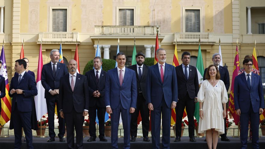 El rey preside la foto de familia antes de la Conferencia de presidentes