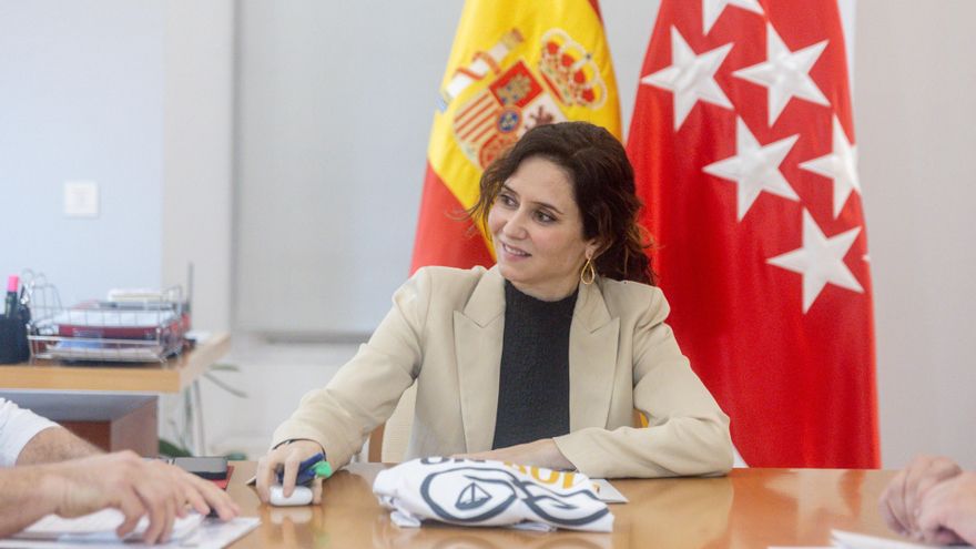 La presidenta de la Comunidad de Madrid, Isabel Díaz Ayuso, recibe a representantes de la Plataforma de Afectados por la Ocupación, en la Real Casa de Correos,