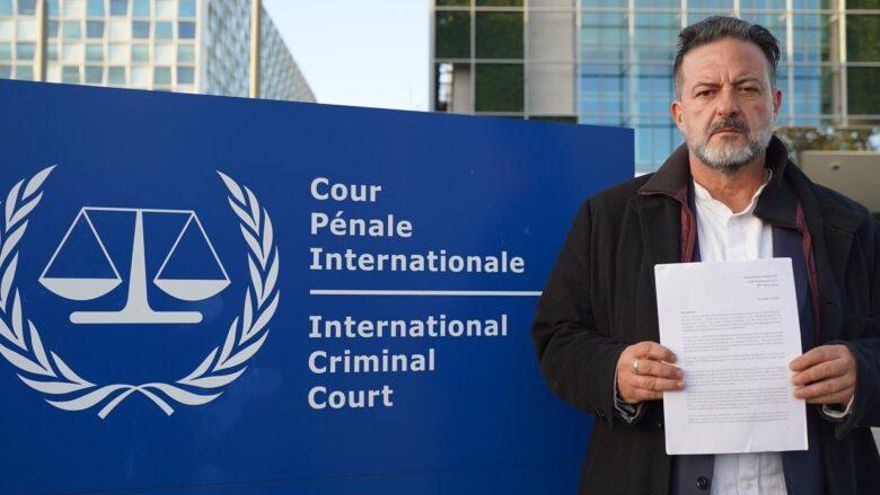 Imagen del eurodiputado de IU Manu Pineda en la sede de la Corte Penal Internacional.