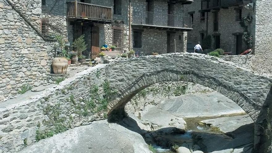 No olvides visitar los puentes medievales de Beget
