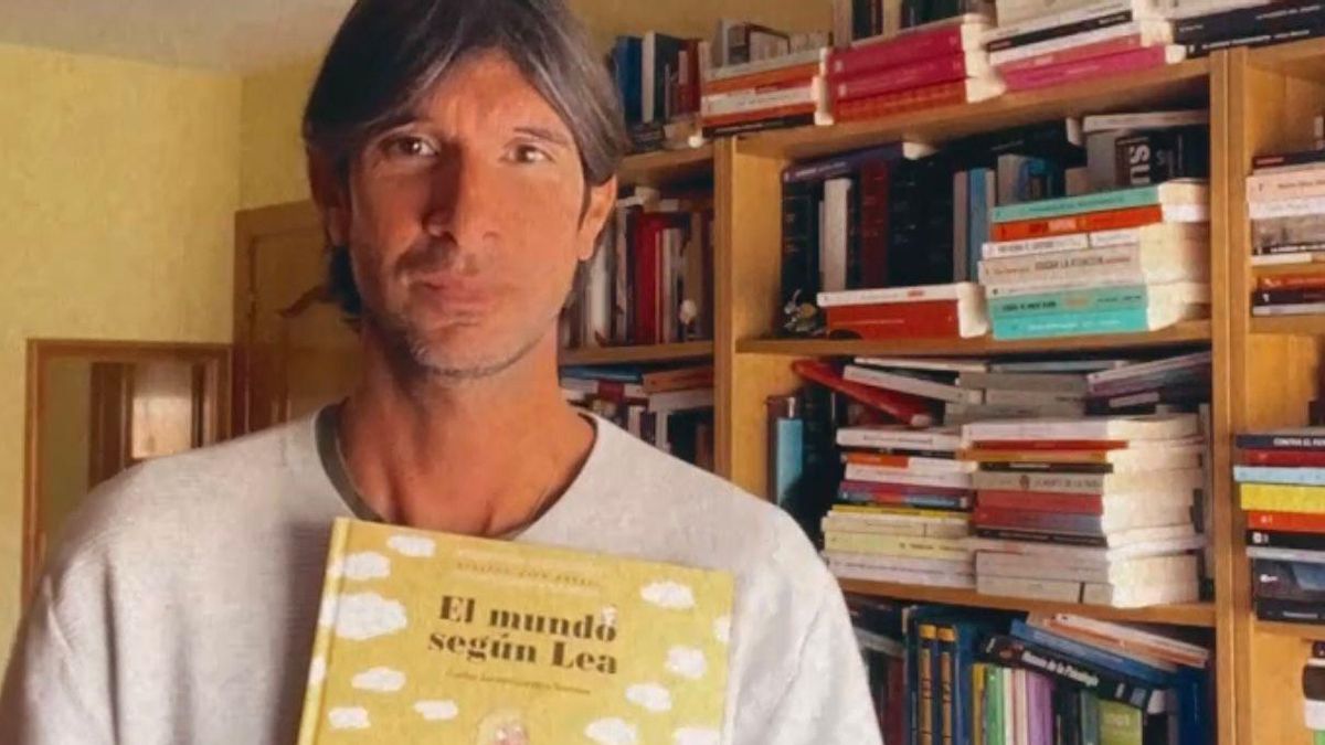 Carlos Javier González Serrano con el libro "El mundo según Lea"