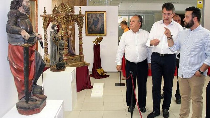 El presidente de la Diputación de León, Juan Martínez Majo (en el centro), inaugurando la exposición de Villadangos. Fotografía: Peio García (ICAL).