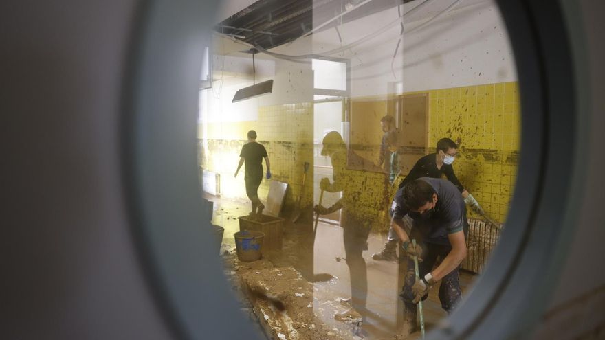 Varios voluntarios trabajan en la limpieza de un colegio de Sedaví afectado por la riada.