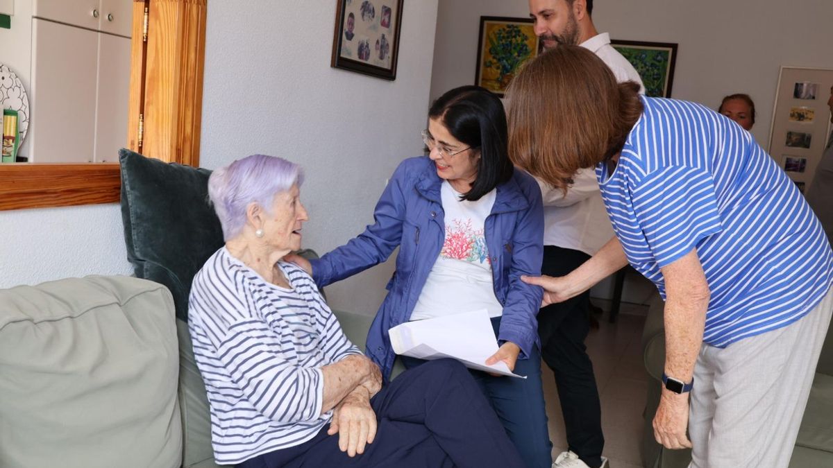 La alcaldesa, Carolina Darias, y el concejal Héctor Alemán, junto a Constanza Rodríguez.