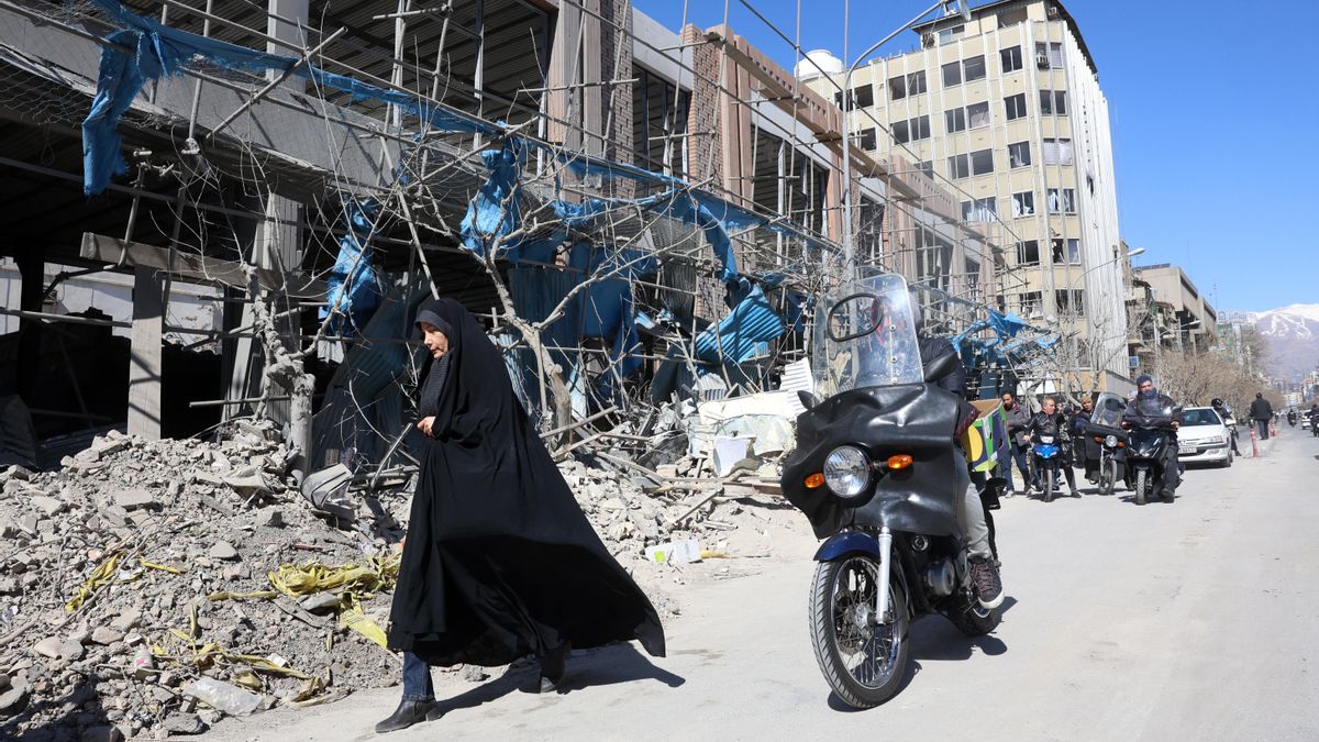 Un edificio dañado por un bombardeo de Israel y EEUU en Teherán. 