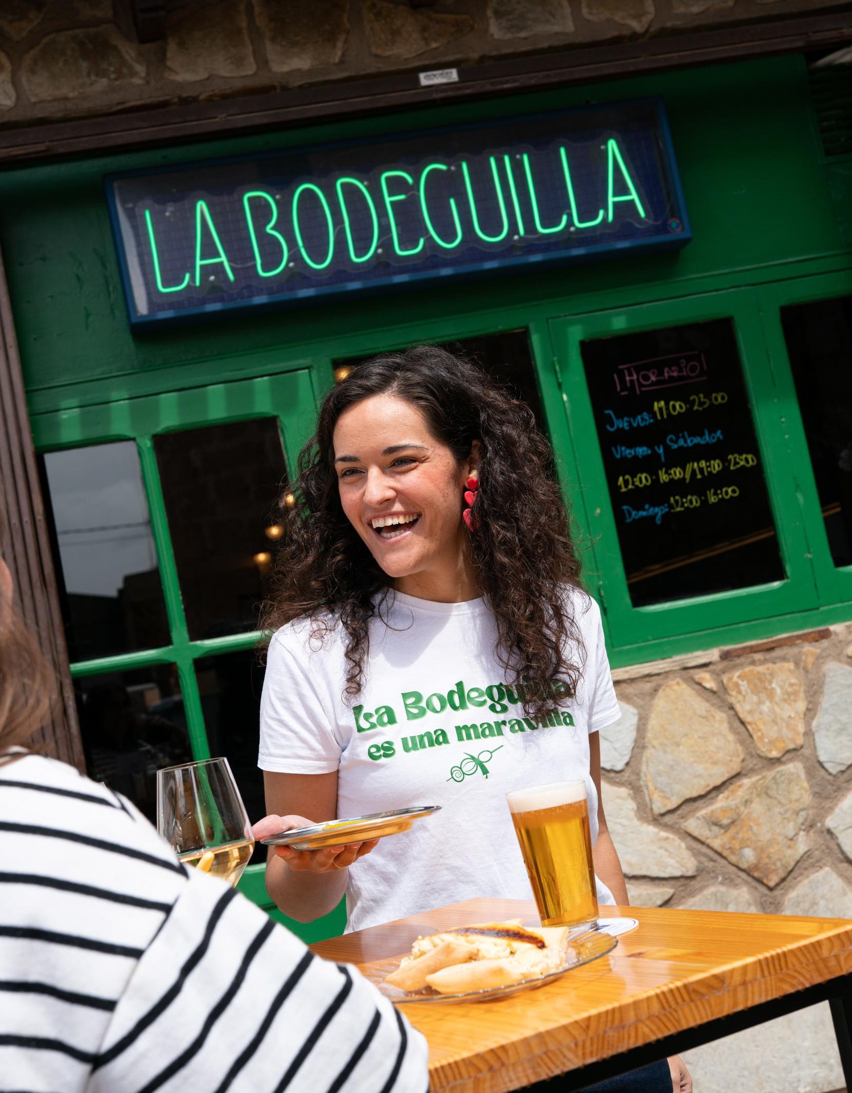 Soledad en la terraza del establecimiento. IMAGEN CEDIDA POR LA BODEGUILLA DE MOTILLA