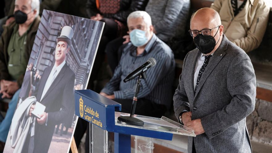 El Jardín Botánico Viera y Clavijo rindió este miércoles homenaje a su exdirector, el naturalista inglés David Bramwell, fallecido el 20 de enero, en un acto en el que participó el presidente del Cabildo de Gran Canaria, Antonio Morales (d), y la viuda de Bramwell Yolande Manneville, entre otros