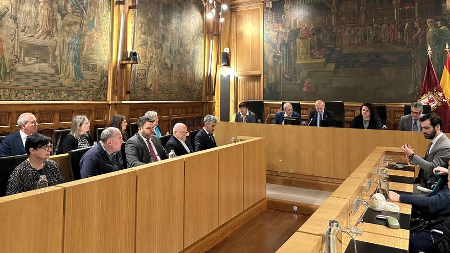 Pleno del Ayuntamiento de León en el salón de la Diputación.