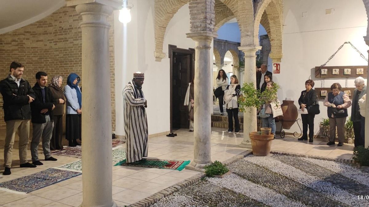Musulmanes cordobeses rezan en la Casa de la Concha, ante la mirada respetuosa de un grupo de cristianos