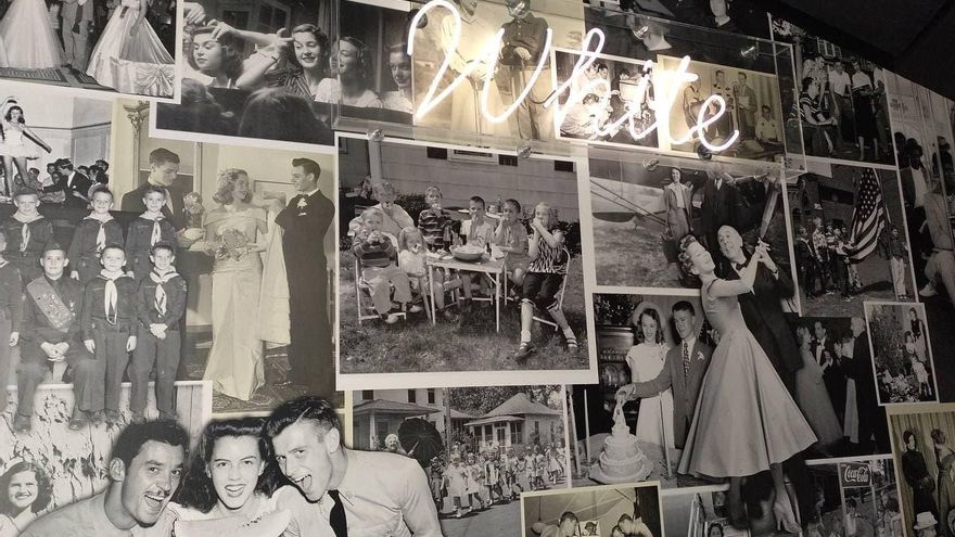 Entrada al Centro Nacional para los Derechos Civiles y Humanos. Un pasillo muestra una zona para blancos y otra para negros