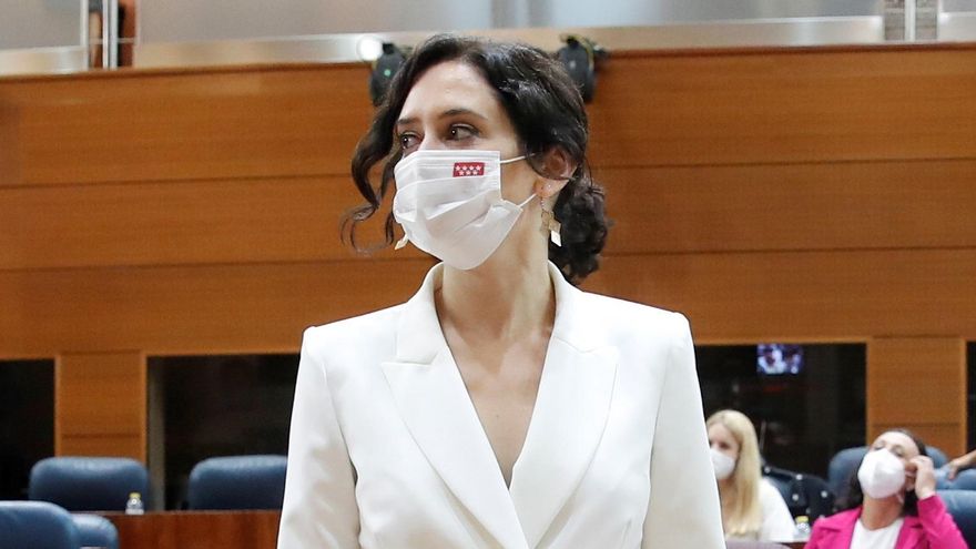 La presidenta en funciones y candidata a la Presidencia de la Comunidad de Madrid, Isabel Díaz Ayuso, entra en el hemiciclo de la Asamblea de Madrid para asistir a la primera jornada del debate de investidura