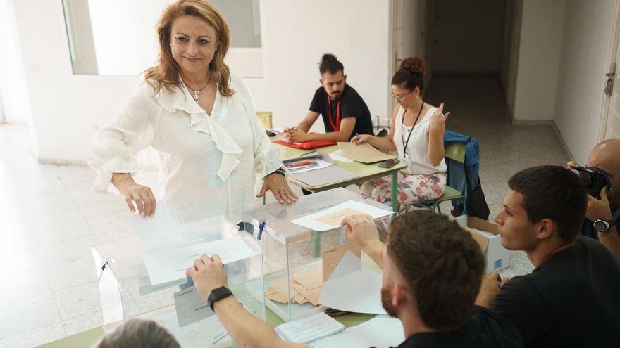 La candidata de Coalición Canaria al Congreso de los Diputados por la provincia de Santa Cruz de Tenerife, Cristiana Valido, votó este domingo en su colegio electoral situado en el municipio de El Rosario (Tenerife) EFE/Ramón de la Rocha