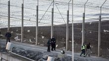 La Guardia Civil trasladan a los inmigrantes hacia la puerta por donde posteriormente fueron devueltos ilegalmente a Marruecos el día de la tragedia de Ceuta./ Efe