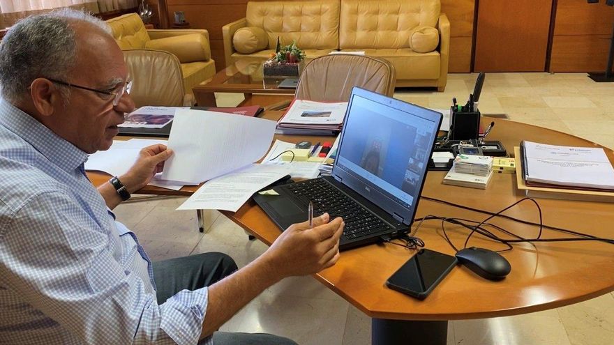 El presidente de turno de la Fecai, Casimiro Curbelo, en la reunión telemática con el presidente de Canarias, Ángel Víctor Torres