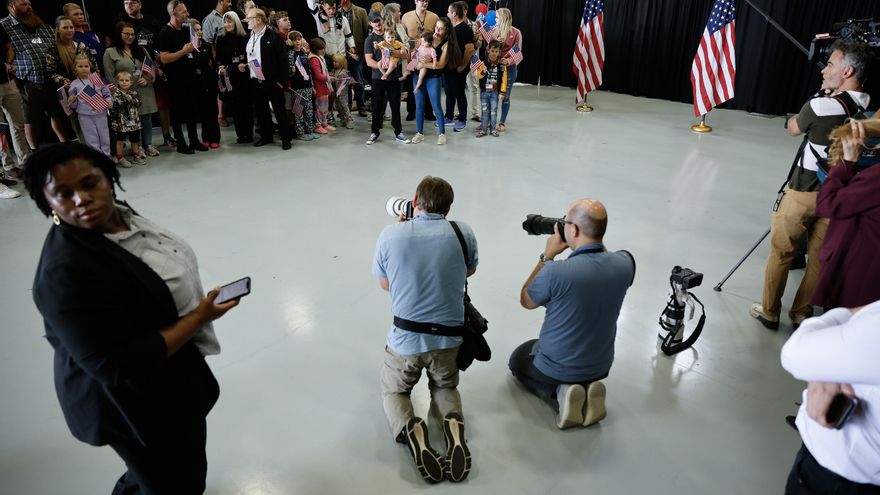 Trump recorta las admisiones de refugiados al mínimo histórico de 7.500 anuales y prima a los afrikáners sudafricanos