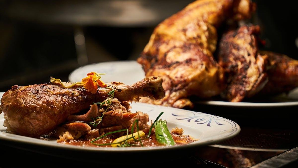 ¿Es mejor cocinarlos en casa o comprarlos preparados? Seis platos típicos, a examen