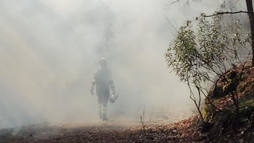 Cuando ser bombero forestal implica ocuparse "en solitario" del camión, el teléfono, las emisoras y la carga de agua