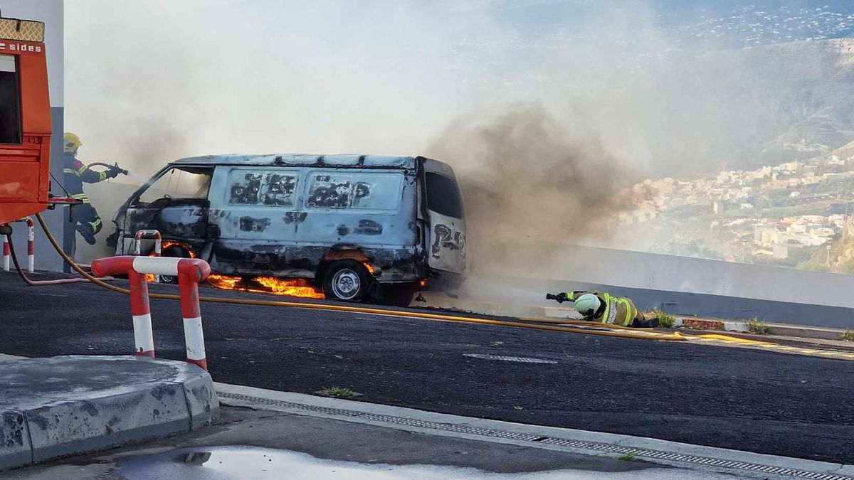 Imagen de archivo de dos miembros de Bomberos La Palma en la extinción de un incendio en un vehículo.