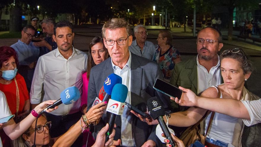 El presidente del PP, Alberto Núñez Feijóo, en declaraciones a los medios en L'Hospitalet (Barcelona)