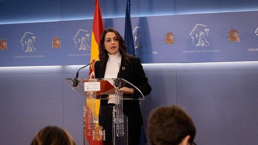 Arrimadas pide a Sánchez por carta una reunión de PSOE, PP y Ciudadanos para un pacto a tres que desbloquee el Gobierno